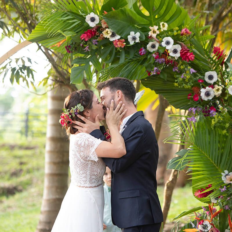4269KikoSimeon Pareja de novios besándose en la ceremonia