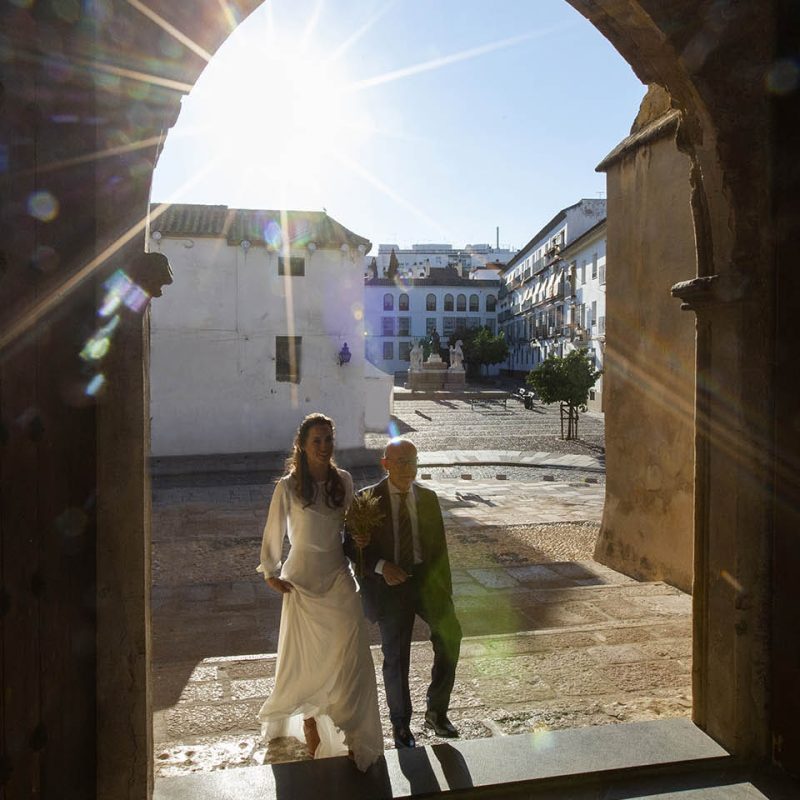 Imágen de los novios entrando en la iglesia