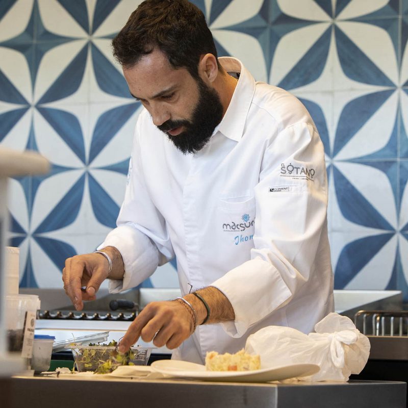 Cocinero preparando un plato
